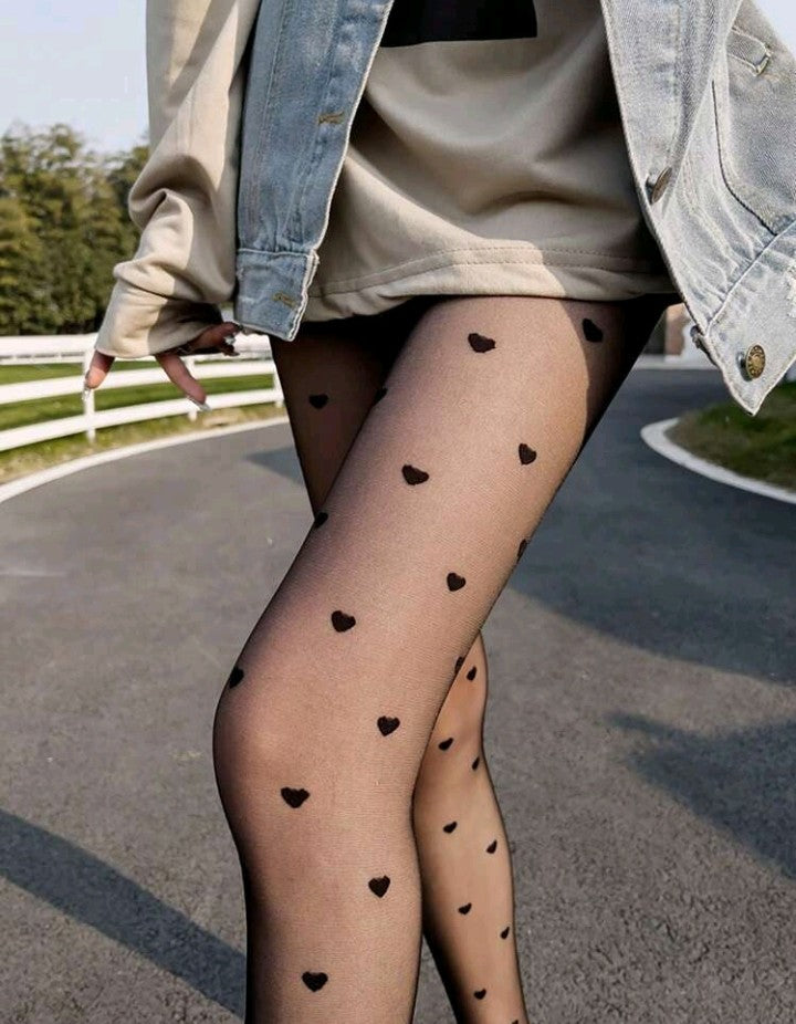 Pantimedias con pequeño patrón de corazón